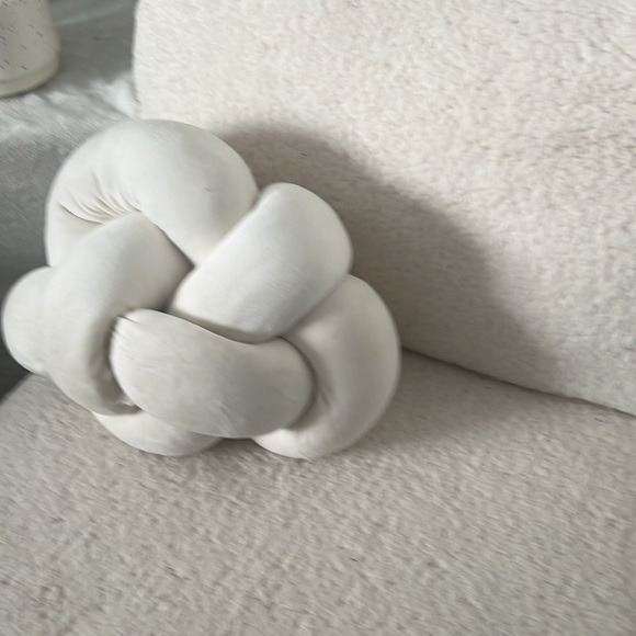 One white chunky net blanket
And a white not pillow - Picture 4 of 4